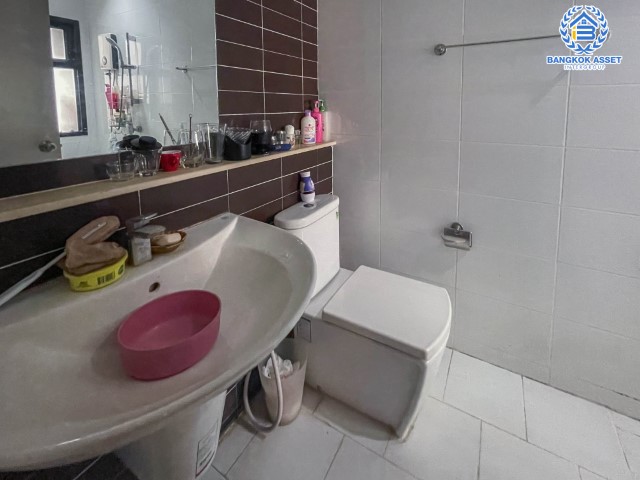 *****ทาวน์เฮ้าส์มือสองย่านกรุงเทพฯ ม.ซิกเนเจอร์ เพชรเกษม69 เนื้อที่กว้างเกือบ 38 ตร.ว. ฟังก์ชัน 5 ห้องนอน 4 ห้องน้ำ ที่จอดรถ 2 คัน พื้นที่ข้างบ้านกว้างขวาง ต่อเติมครบ พร้อมเข้าอยู่ได้ทันที บนทำเลแห่งการเดินทาง ใกล้รถไฟฟ้าสายสีน้ำเงิน "หลักสอง" จองเลย!